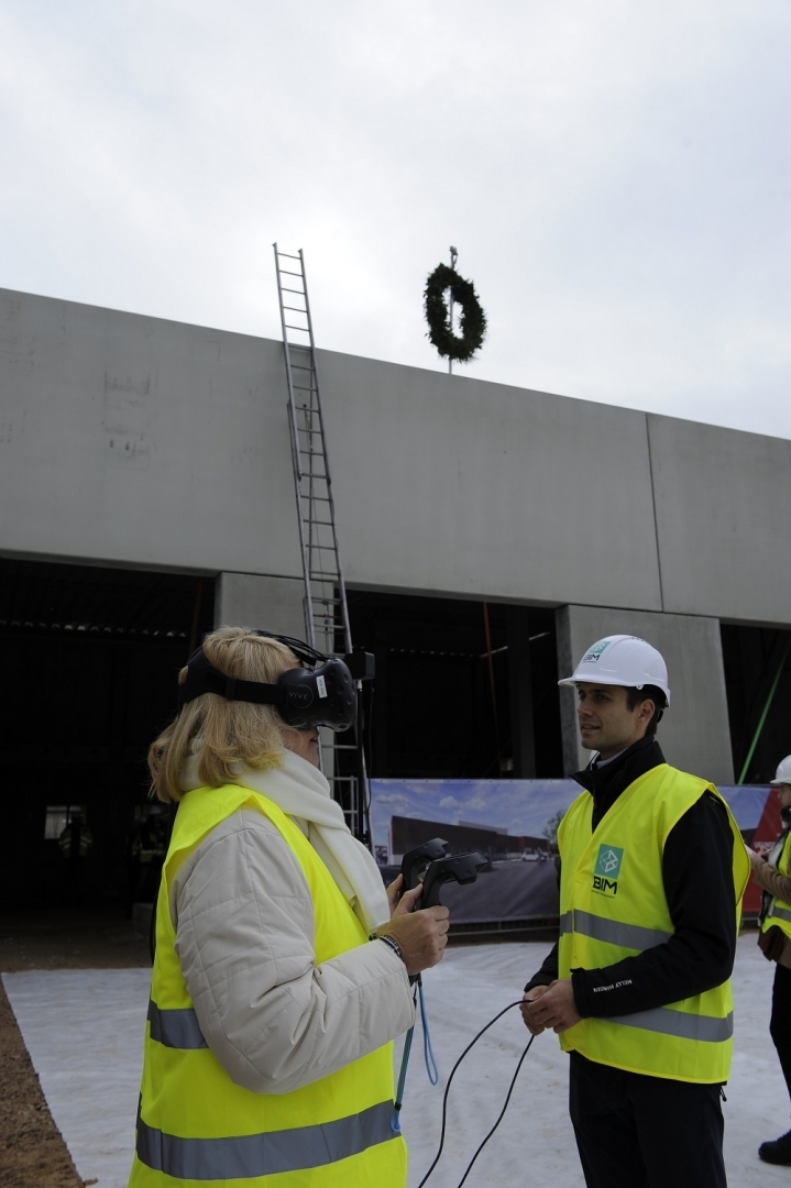 I.Aire izmēģina 3D ekskursiju ar virtuālajām brillēm