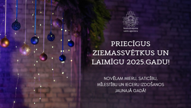 Apsveikums ar egļu rotājumiem un gaismiņām