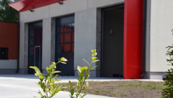 ēkas fasāde pavasarī