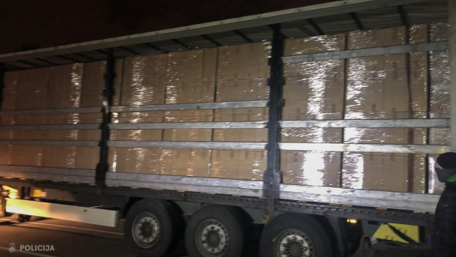 Smagās automašīnas piekabe  pilna ar kastēm