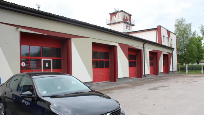 VUGD Ventspils depo ēkas garāžas skats un auto priekšplānā