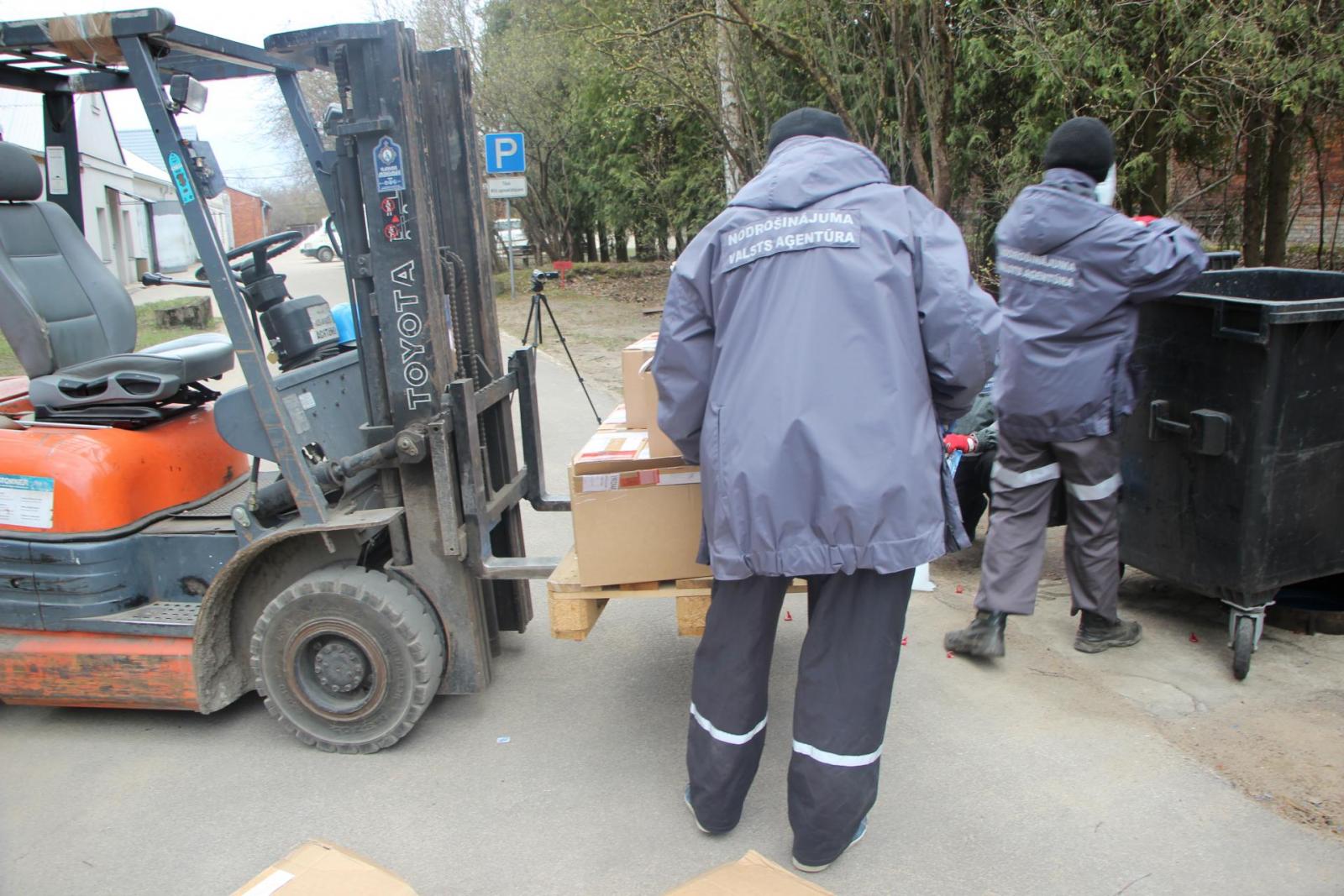 Nodrošinājuma valsts aģentūra iznīcinājusi kontrabandas cigaretes un alkoholu