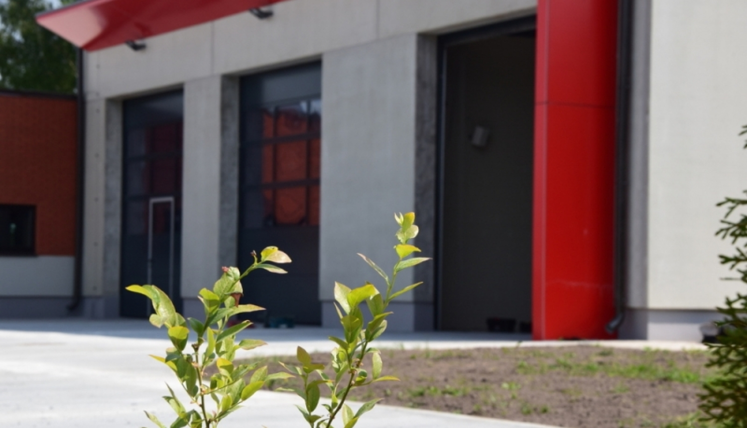 ēkas fasāde pavasarī