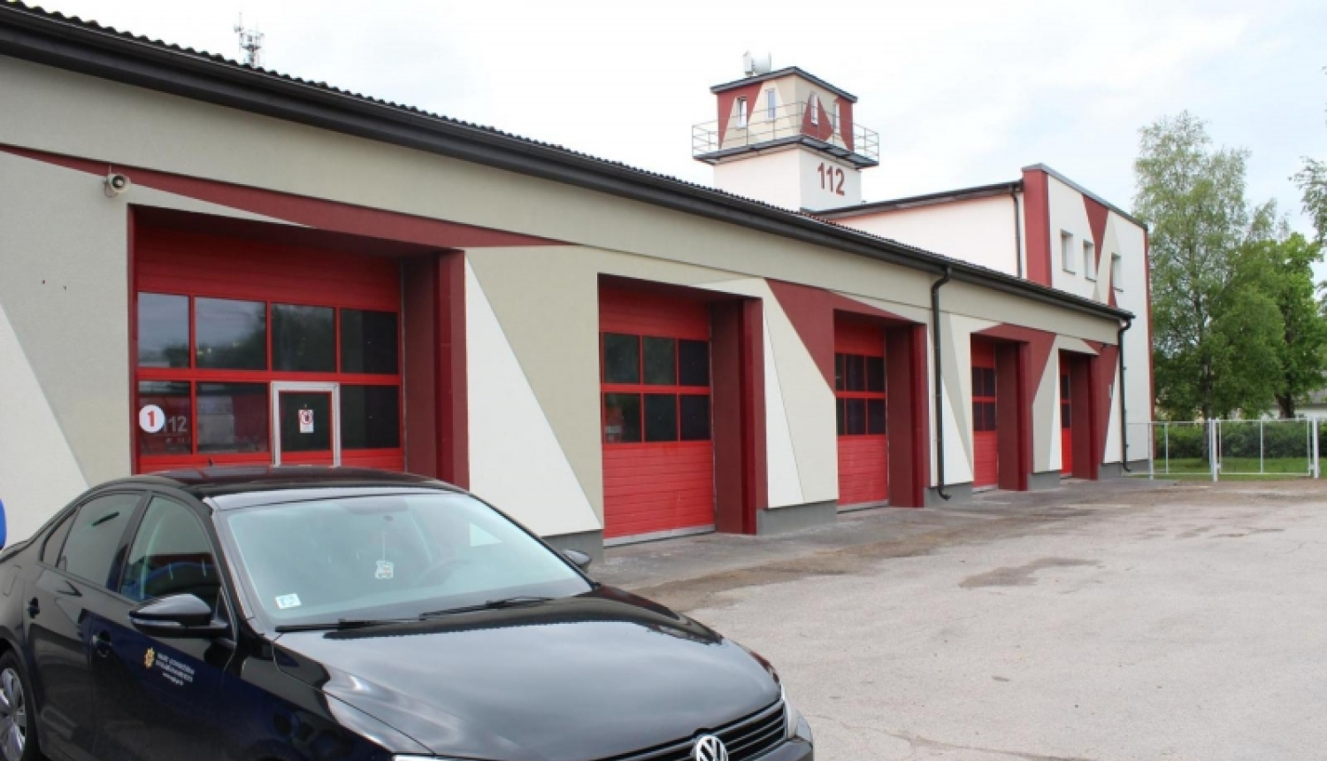 VUGD Ventspils depo ēkas garāžas skats un auto priekšplānā