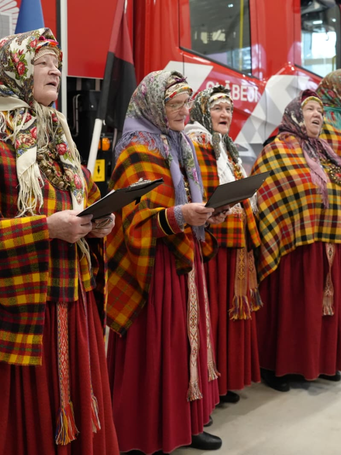 Alsungas suitu sievas sveic svētkos