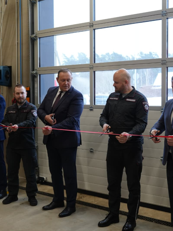 Lentas griešana - G.Ratnieks Nodrošinājuma valsts aģentūras direktora p.i., R. Cīrulis - VUGD Kurzemes RP Alsungas posteņa komandieris, R.Kozlovskis Iekšlietu ministrs, M.Baltmanis - VUGD priekšnieks,  A.Kužnieks - Eiropas Komisijas pārstāvniecības Latvijā vadītājs